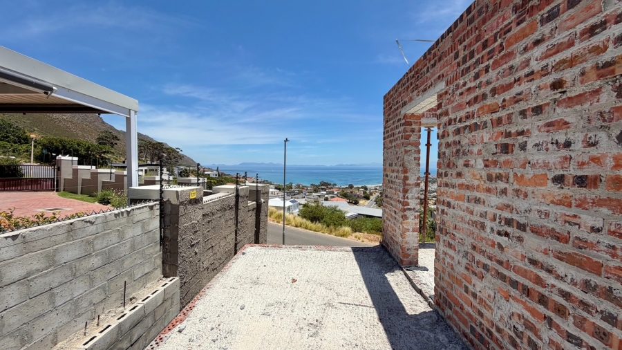 4 Bedroom Property for Sale in Mountainside Western Cape